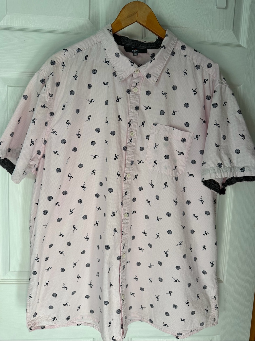 Casual Light Pink Short-Sleeve Button-Down Shirt with Navy Print